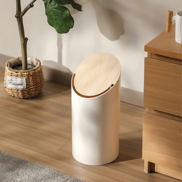Affaldsspand i ahorn træ, Caroline. Praktisk skråt design til soveværelse, badeværelse eller hjemmekontor.