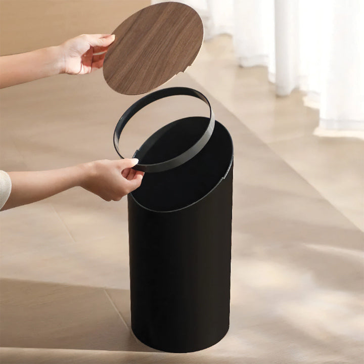 Skråt design affaldsspand i træ. Moderne og stilren til indretning af badeværelse eller kontor.