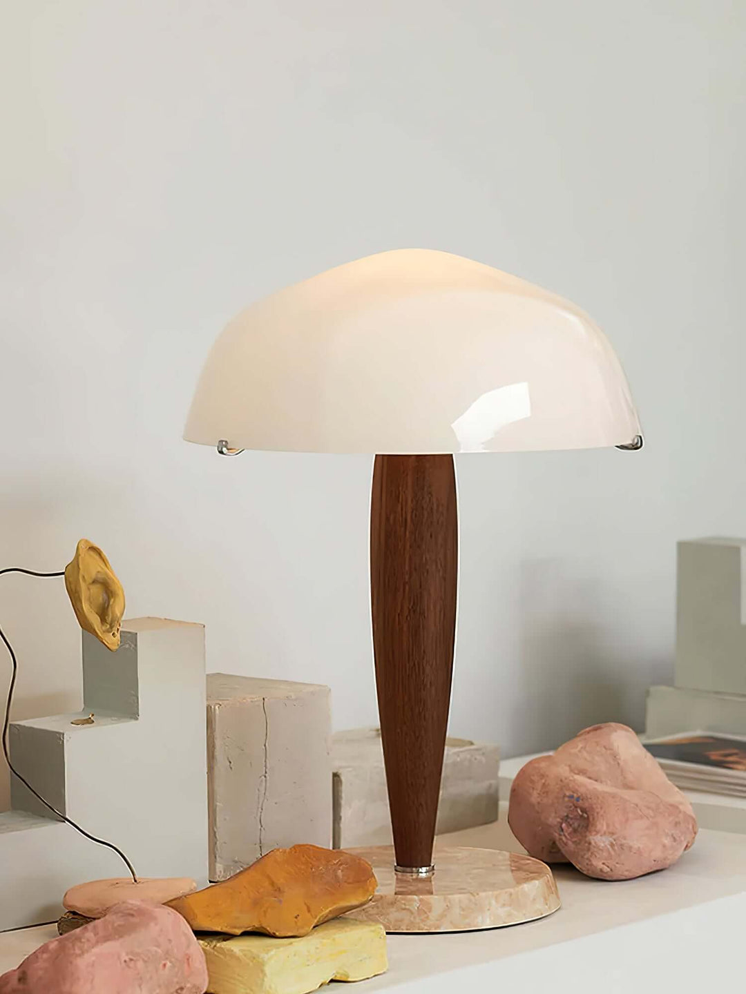 Elegant Bordlampe i Valnød & Marmor