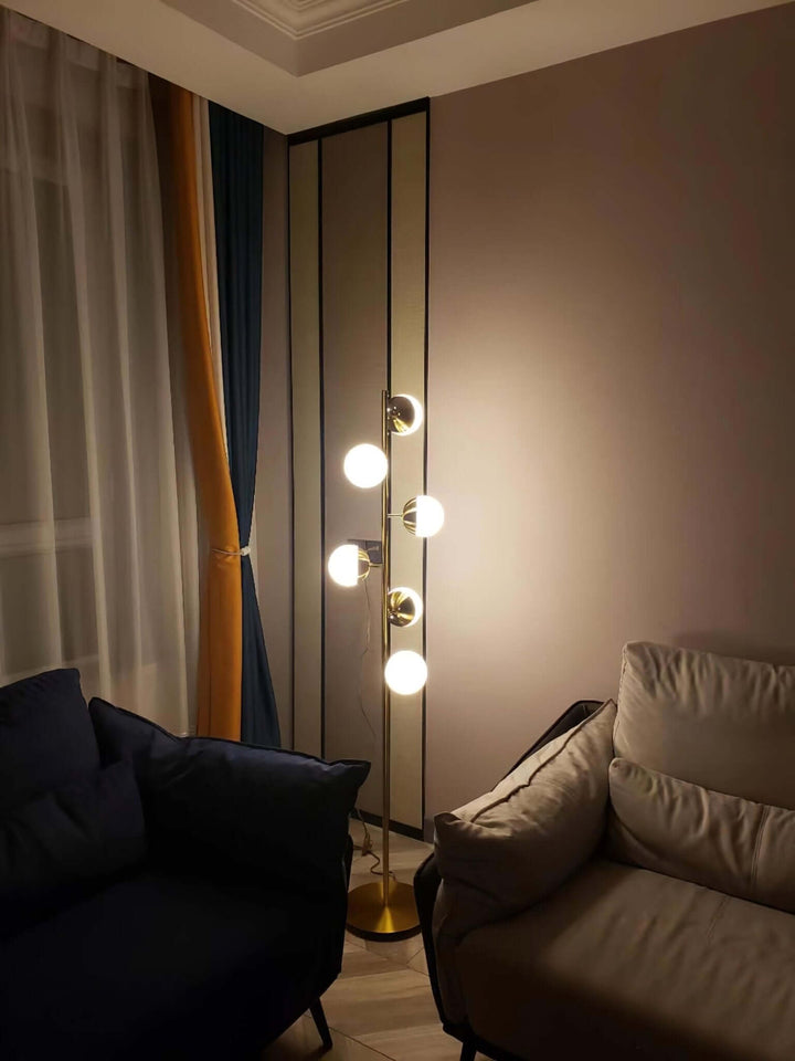 Moderne LED Trælampe med Glaskugler