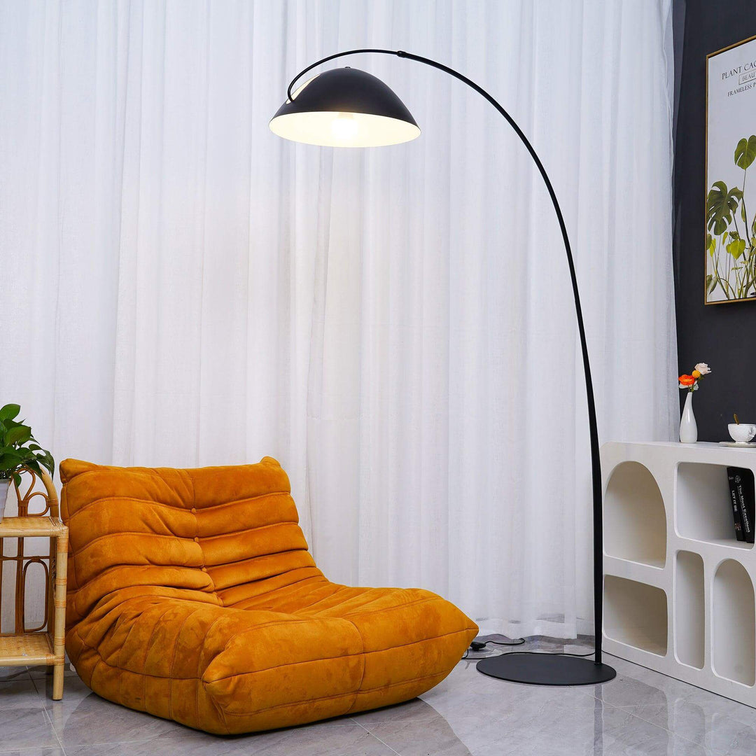 Justerbar bue gulvlampe i metal
