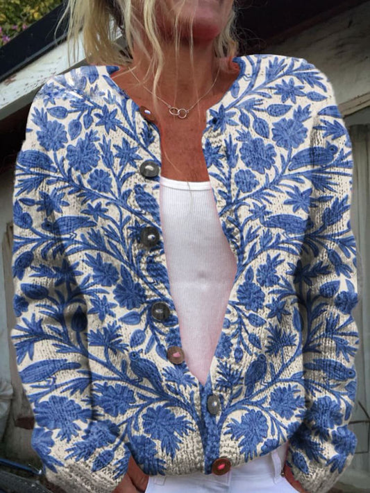 "Charlotte cardigan i strik med blomsterprint, lange ærmer og knaplukning. Elegant og varm til hverdag og formelle looks."