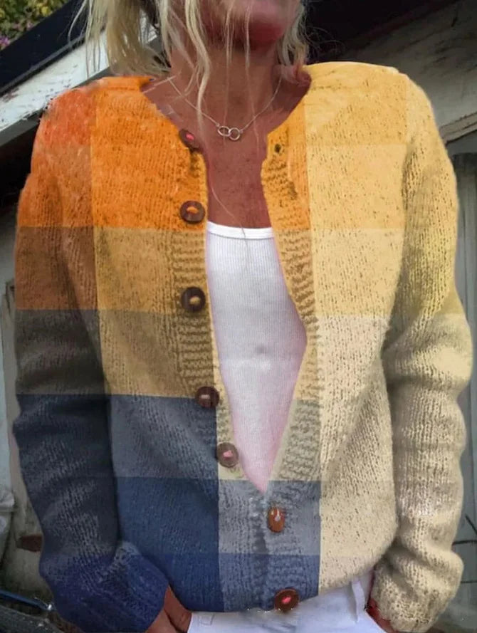 "Charlotte cardigan i strik med blomsterprint, lange ærmer og knaplukning. Elegant og varm til hverdag og formelle looks."