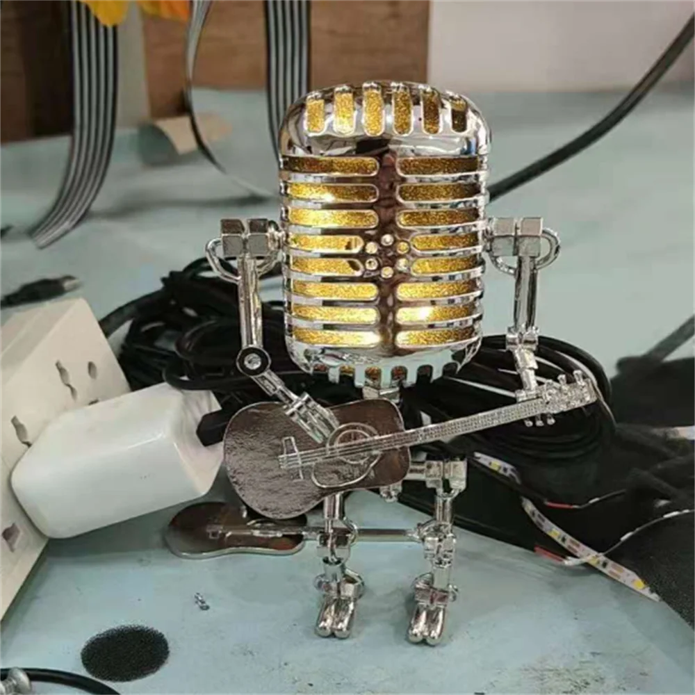 Dekorativ robotlampe med musiktema, LED lys og hygge. Perfekt bordlampe til indretning af børneværelset.