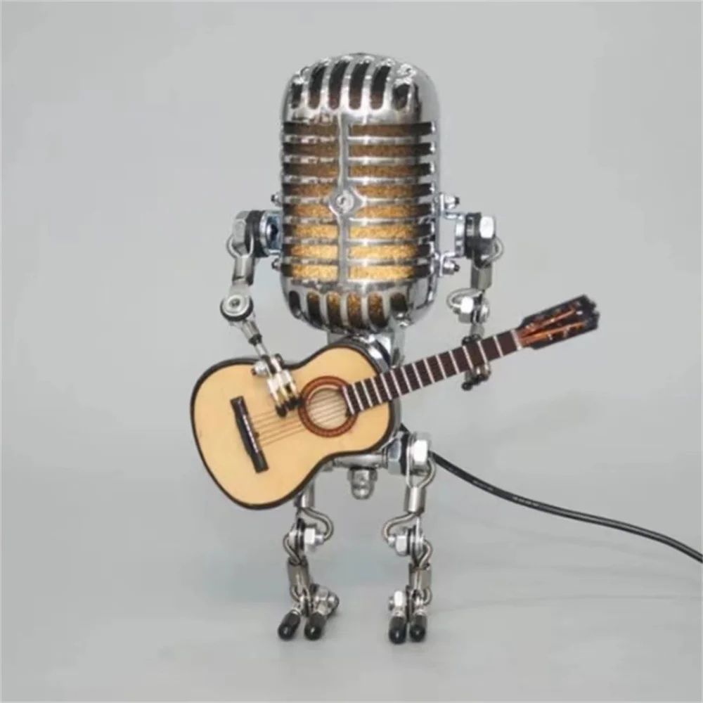 Detaljeret robot bordlampe med musiktema og blødt LED lys. Skaber hygge og varme i indretningen.