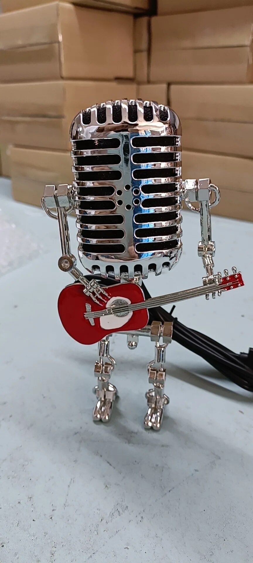 Sjov robot bordlampe med musiktema, LED lys for hyggelig stemning. Perfekt til børneværelsets indretning.