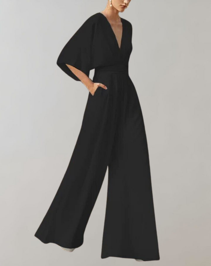 "Chik kvindejumpsuit i let stof med brede ben, elegant silhuet; perfekt til både hverdag og fest."