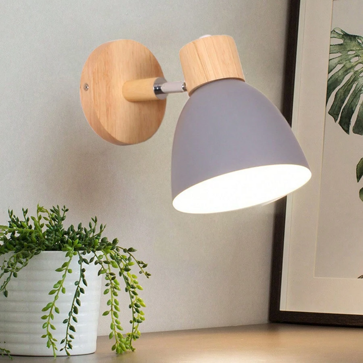 "ChromaWood væglampe med nordisk design i naturtræ og farverige akcenter, moderne belysning til hjemmet"