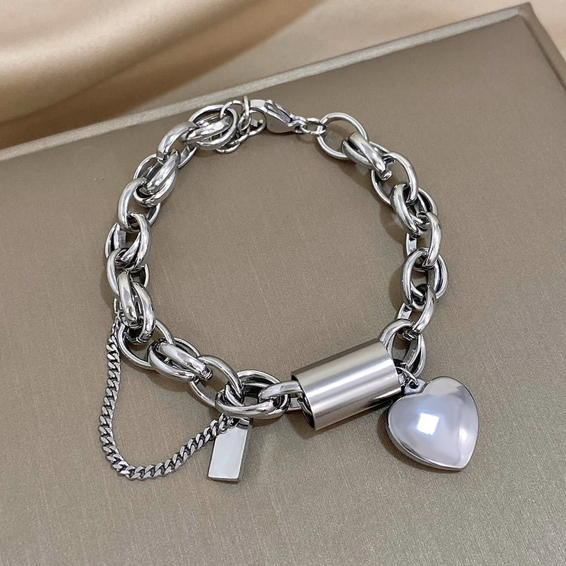 Stilrent chunky sølv kædearmbånd med hjertevedhæng. Elegant statement smykke, trendy damearmbånd.