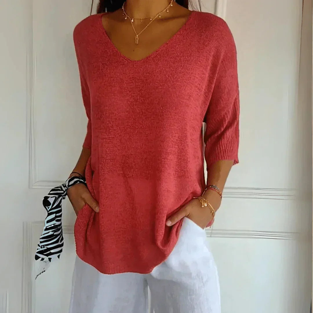 Clara Top i elegant, blød rød farve, damebluse, enkel men sofistikeret design, flaterende og komfortabel stil.