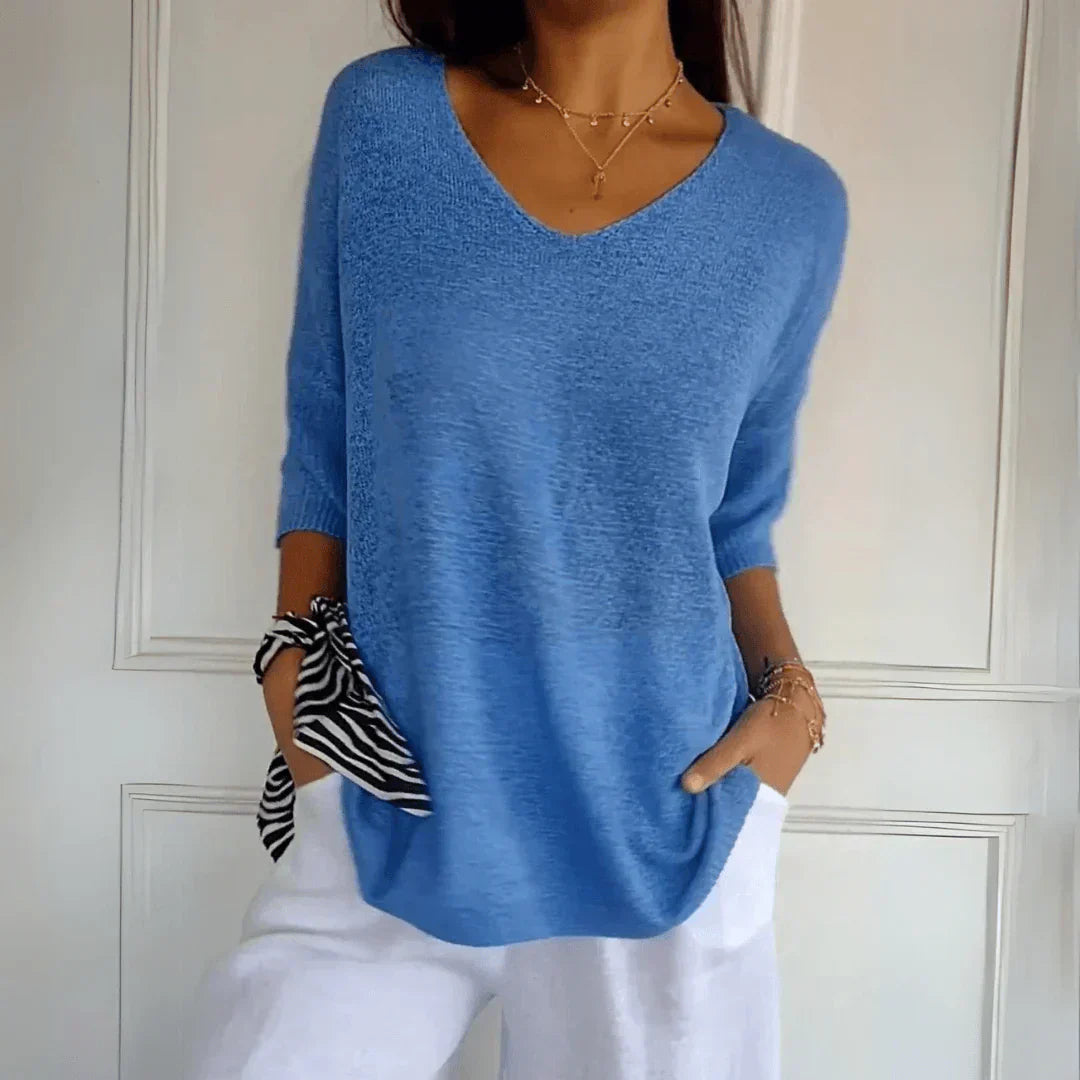 Clara Top i elegant, blød rød farve, damebluse, enkel men sofistikeret design, flaterende og komfortabel stil.