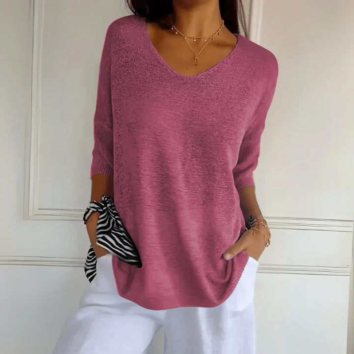Clara Top i elegant, blød rød farve, damebluse, enkel men sofistikeret design, flaterende og komfortabel stil.