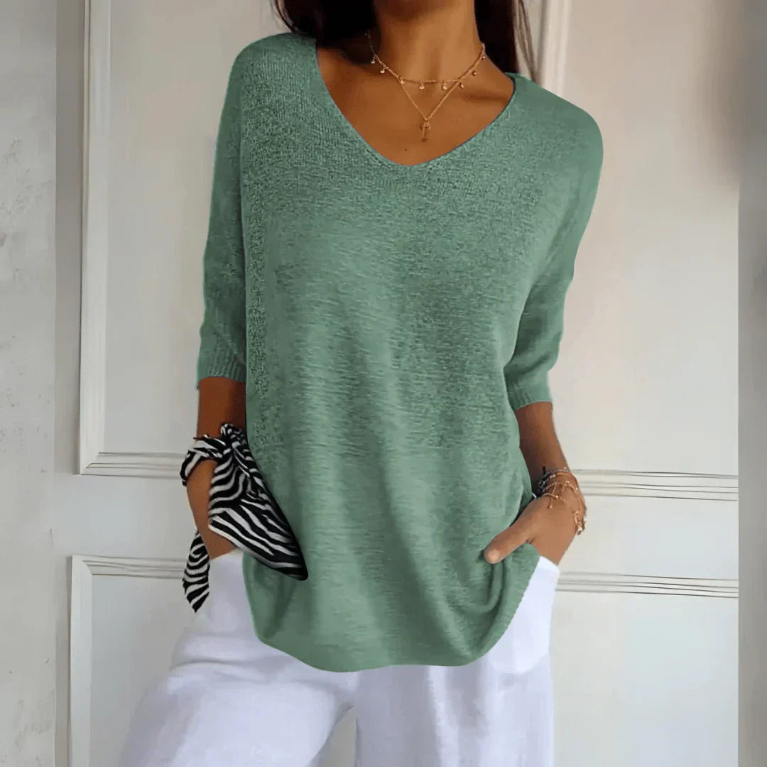Clara Top i elegant, blød rød farve, damebluse, enkel men sofistikeret design, flaterende og komfortabel stil.