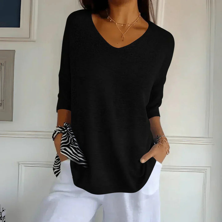 Clara Top i elegant, blød rød farve, damebluse, enkel men sofistikeret design, flaterende og komfortabel stil.