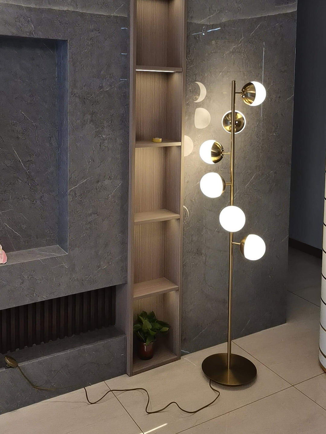 Moderne LED Trælampe med Glaskugler