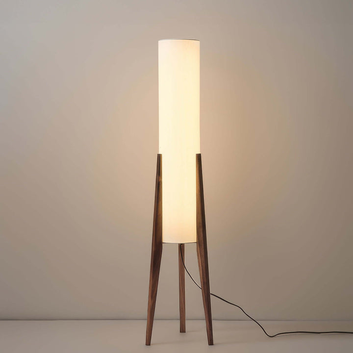 Elegant Gulvlampe i Valnøddetræ | Skaber Hygge
