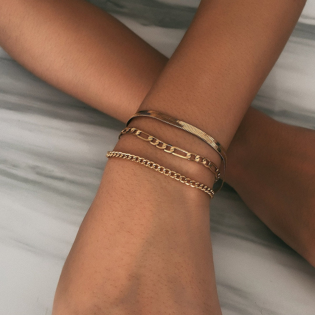 Stabelbart dame armbåndssæt i guld & sølv. Chic mode med minimalistisk design for et luksus look.