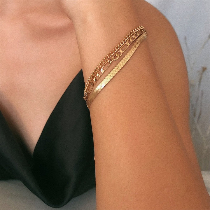 Tidløst dame armbåndssæt. Elegant kombination af guld & sølv armbånd. Perfekt gave til hende.