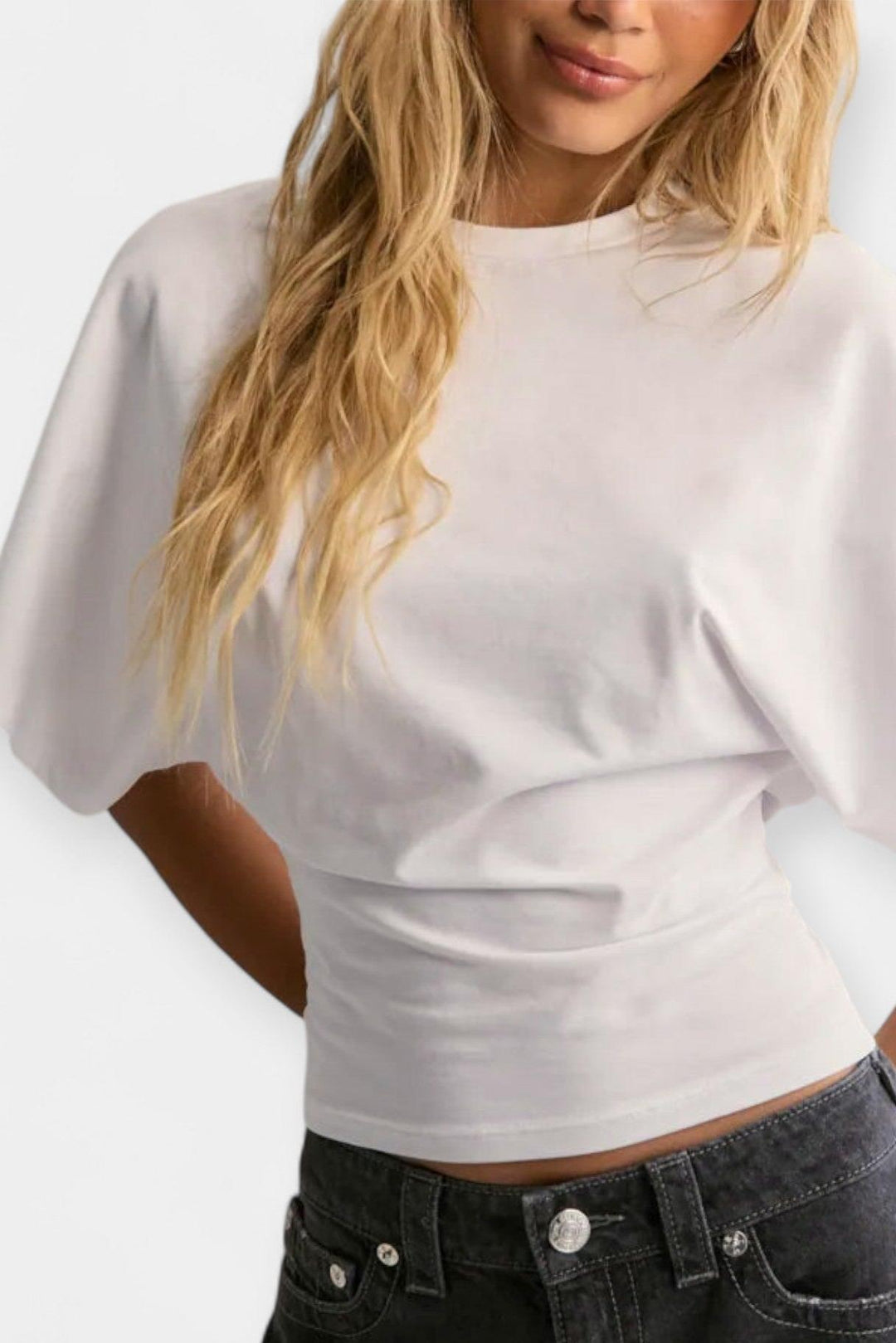 Klassisk dame t-shirt med afslappet pasform og rund hals. Tidløs komfort til hverdagsmode.