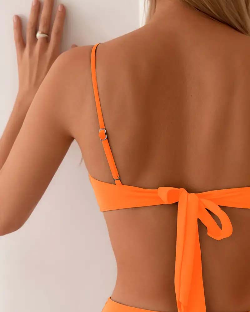 Klassisk dame bikini sæt med shaping effekt. Todelt badetøj designet til komfort, stil og en figursyet pasform.