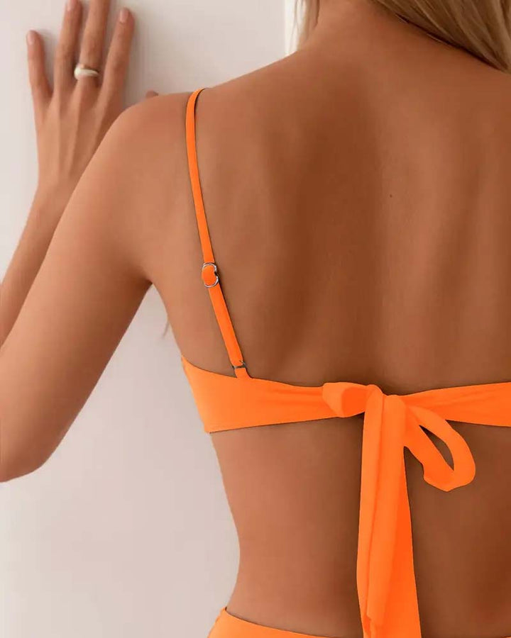 Klassisk dame bikini sæt med shaping effekt. Todelt badetøj designet til komfort, stil og en figursyet pasform.