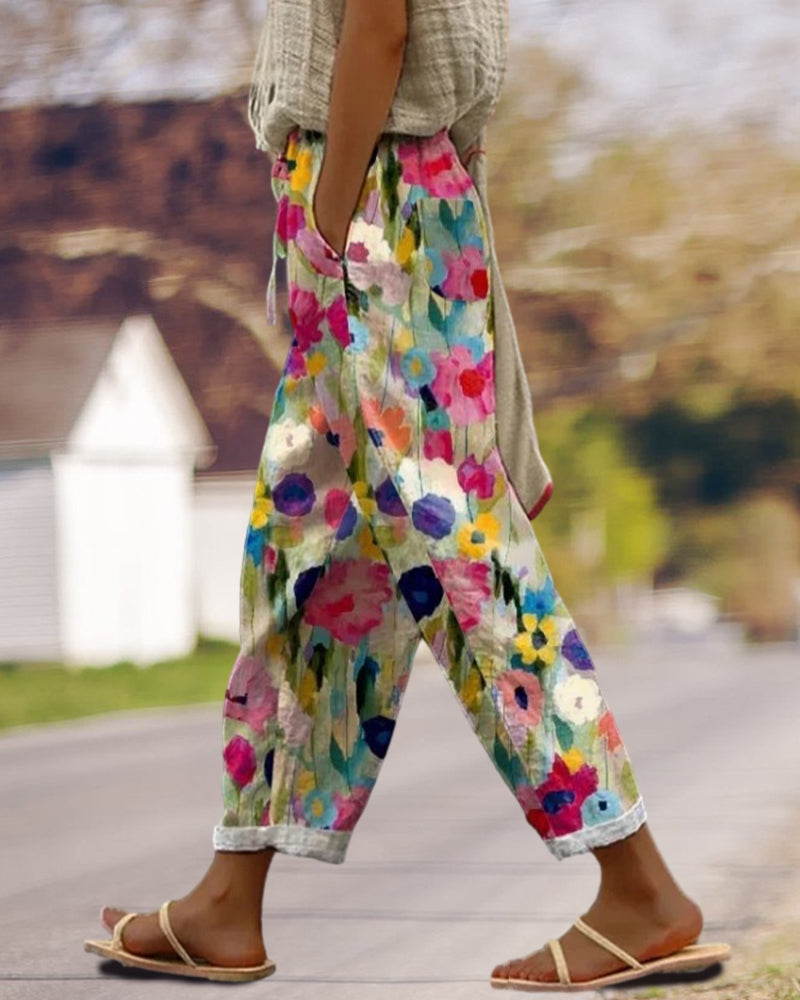 Dame bukser med løs pasform, blomsterprint, brede ben og elastisk talje. Farverig og feminin stil, perfekt til hverdagsbrug.