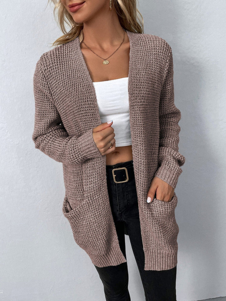 Feminin langærmet dame cardigan med åben front. Afslappet og alsidig til både efterår og vinter.
