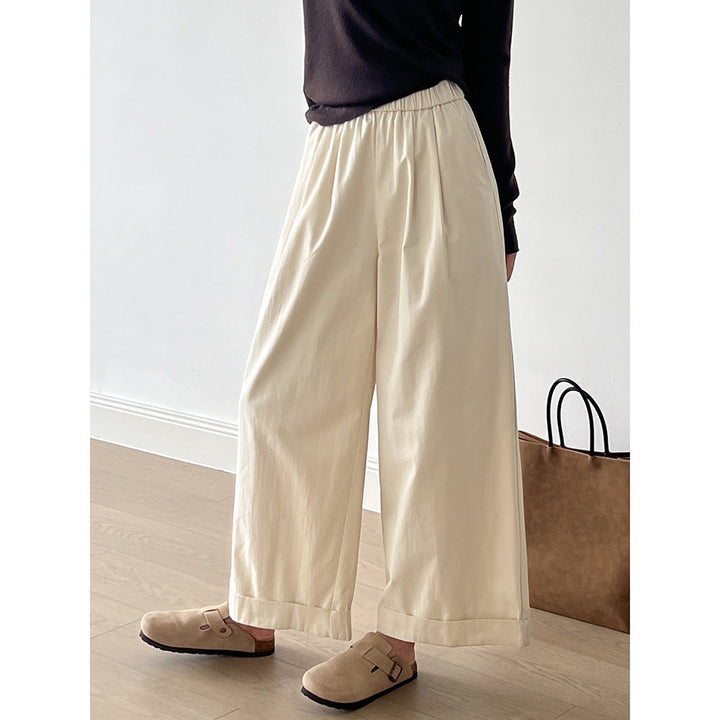 "Dame culotte-bukser med vide ben, elastisk talje og elegant folder, set forfra i lys beige farve."