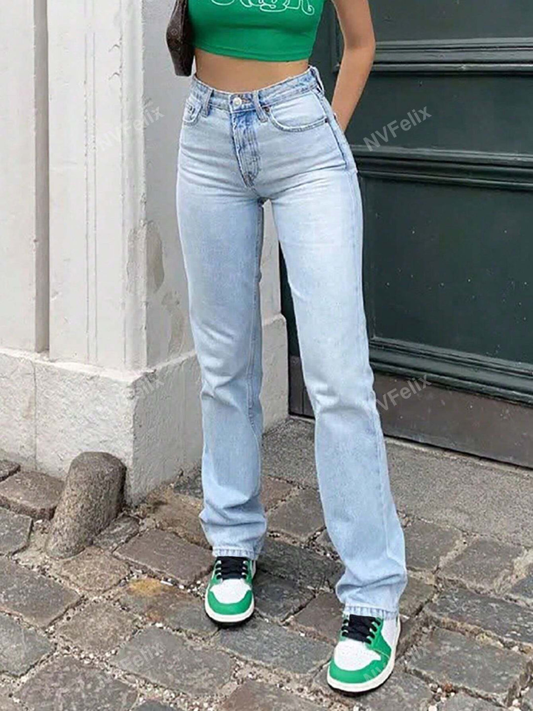 Frontbillede af damejeans med høj talje og lige ben, lys vask denim for et trendy streetstyle look.