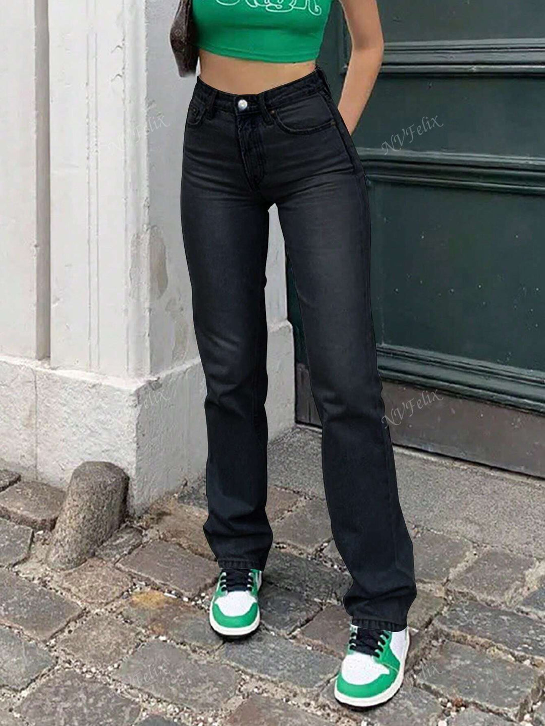 Damejeans i lys vask, højtaljede med lige ben, ideel til komfortabel streetstyle og en moderne hverdag.