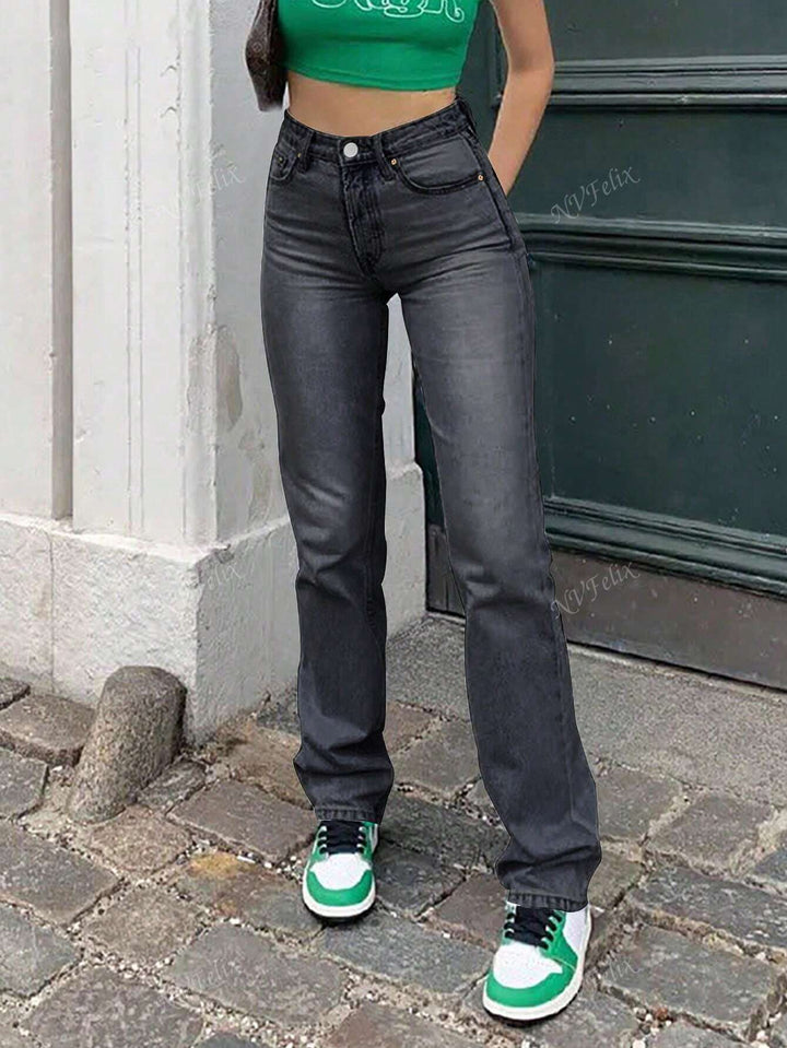 Alsidige damejeans med høj talje, lige ben og lys vask, passer til både hverdag og fest.