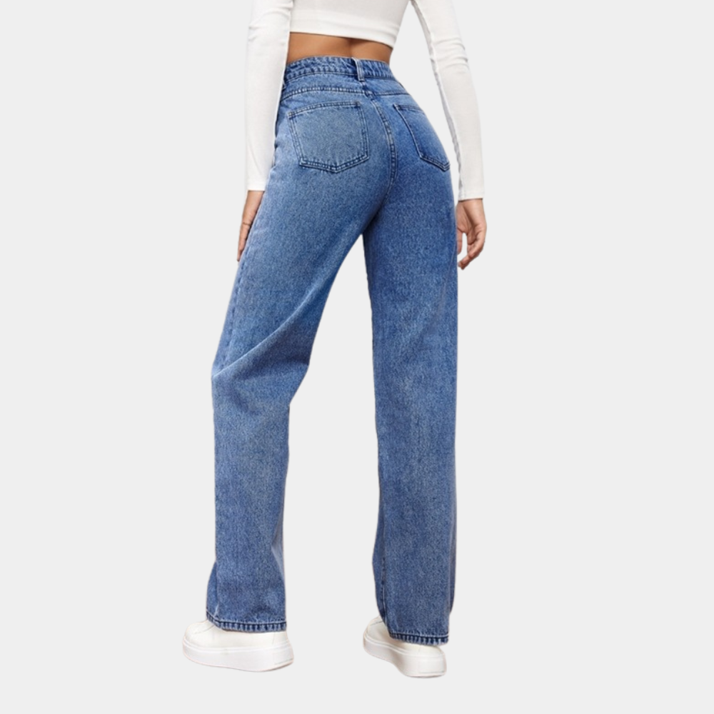 Model i sorte højtaljede straight-leg jeans, en del af den tidløse basisgarderobe. Komfortabel og stilfuld.