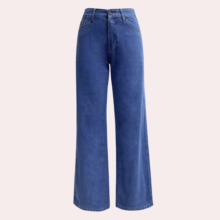 Dame iført fuldlængde blå straight-leg jeans, stylet afslappet til hverdag. Komfortabel og alsidig.