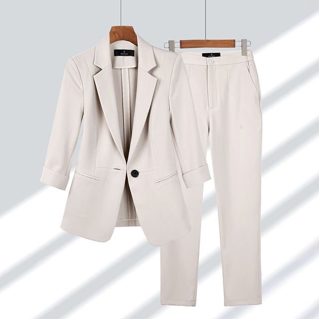 "Dame jakkesæt skræddersyet beige blazer og bukser, slank pasform, formelle anledninger, elegant look, bomuldsblanding"