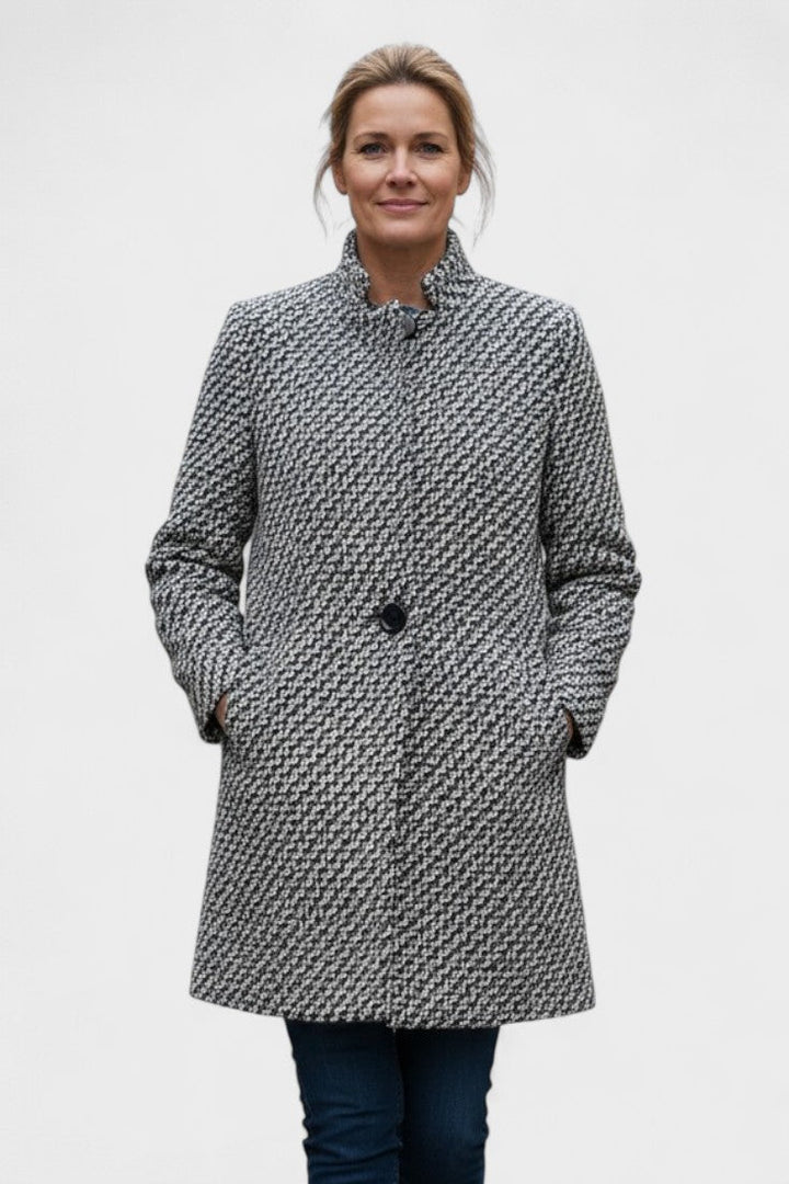Dame klassisk grå frakke med struktureret snit, perfekt til elegant hverdags- og arbejdsbrug. Tidløs dame mode.