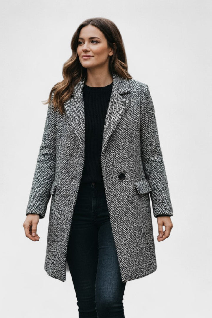 Stilfuld dame i grå arbejdsfrakke med struktureret design. Ideel som elegant overtøj på kontoret.