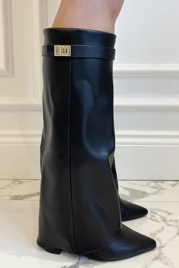 Mode knæhøje støvler til damer. Blokhæl og et elegant spænde giver et sofistikeret look.