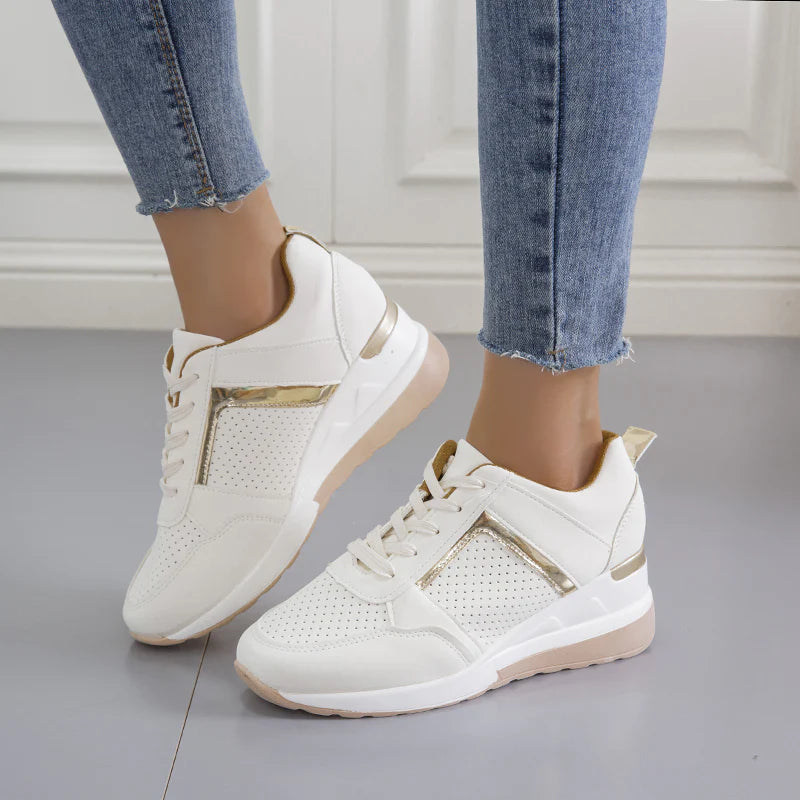 Detaljeret billede af dame sneakers. Fremhæver åndbart materiale, dæmpning og stilfulde designelementer.