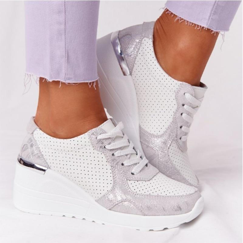 Moderne dame sneakers i lys farve. Stilfulde komfortsko perfekte til hverdag, giver god fodstøtte.