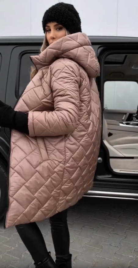 Varm dame quiltet vinterfrakke i lang model med hætte. Perfekt til kolde dage.