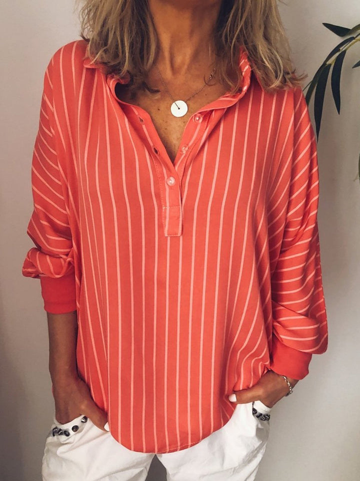 Dame langærmet stribet skjortebluse med halv knaplukning. Elegant og casual løs pasform til hverdag og kontor.