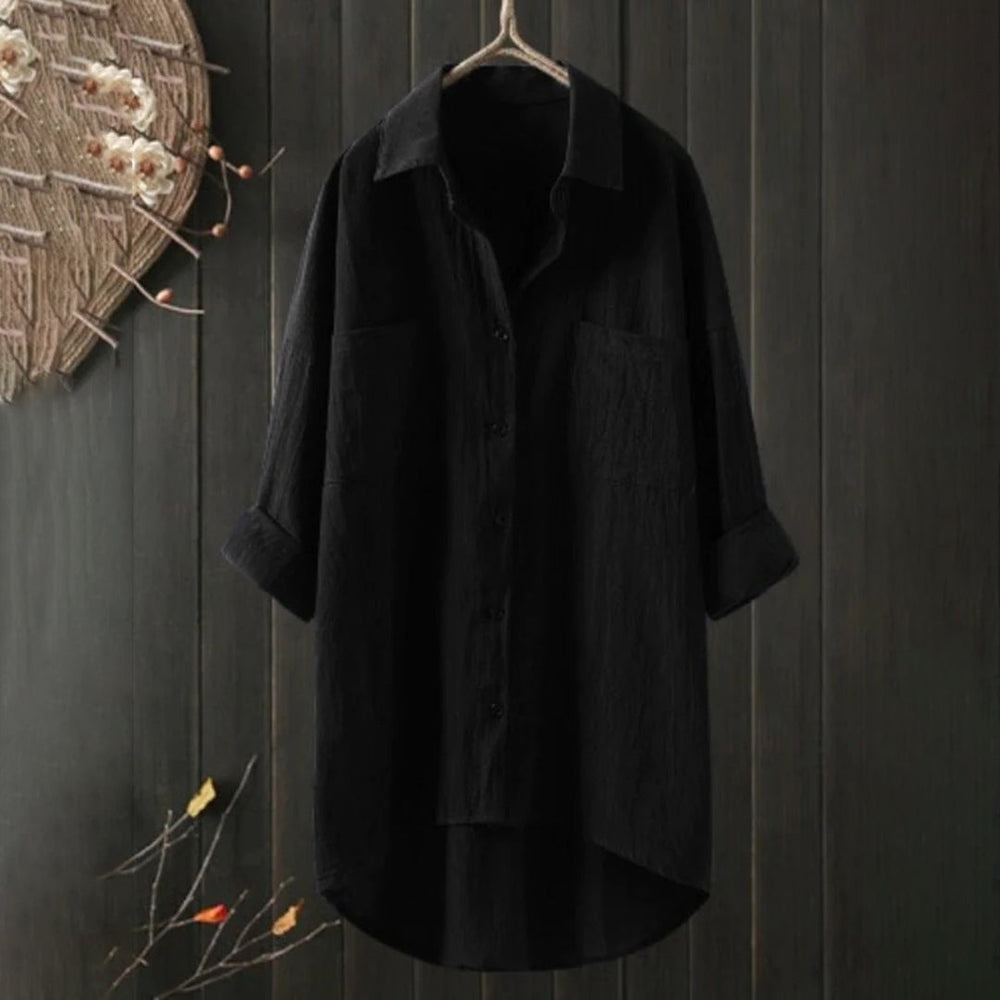 Detaljebillede af de elegante forlommer på en lang damebluse med løs pasform. Stilfuld hverdagsmode.