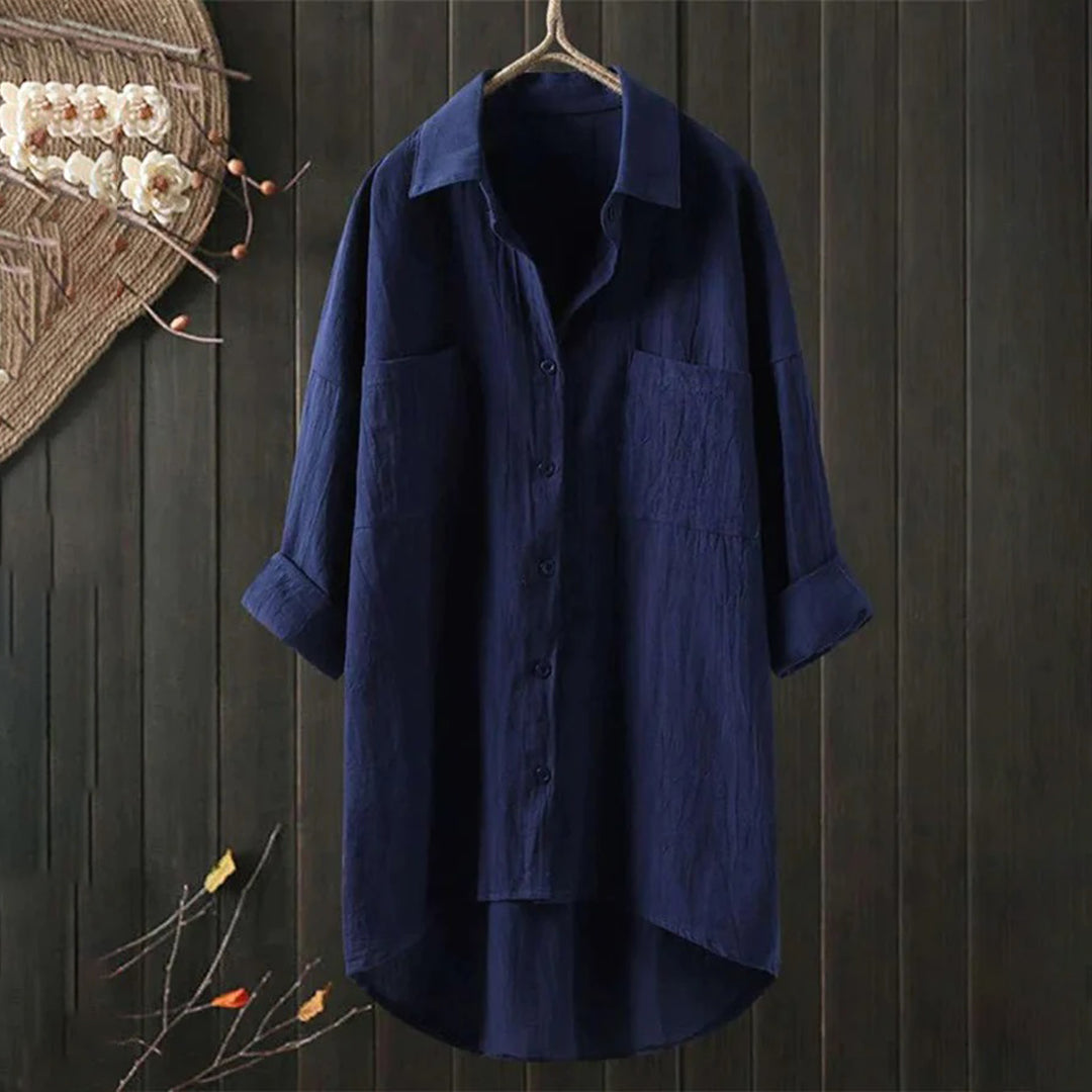 Kvinde iført løs oversize skjortebluse med lommer, perfekt til afslappet forår- og sommermode.