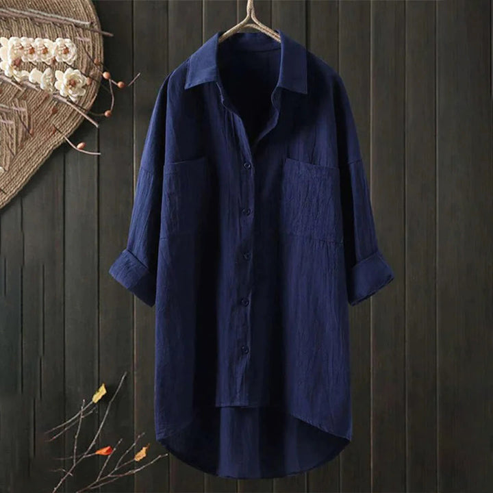 Kvinde iført løs oversize skjortebluse med lommer, perfekt til afslappet forår- og sommermode.