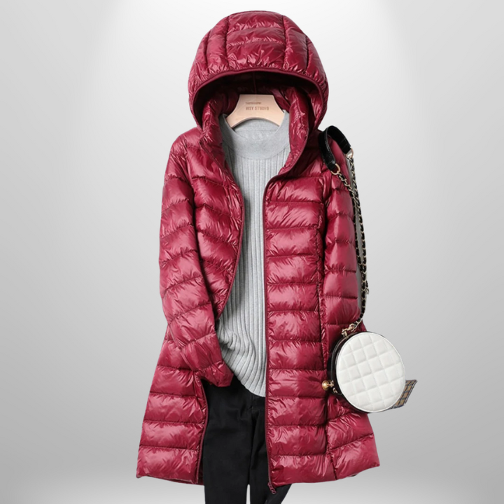 Fashionabel dame dunjakke med hætte. Letvægts, varm og vindtæt. Perfekt til kølige dage.