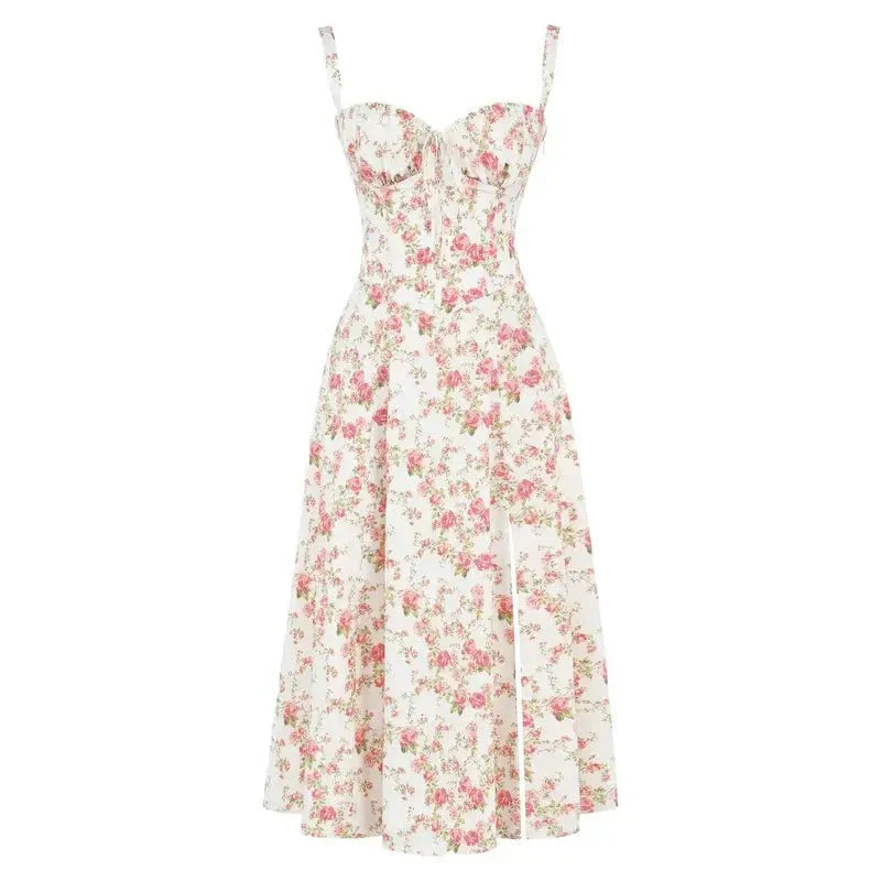 Lys blomsterprint dame midikjole, perfekt til sommerfester. Med elegant slids, rynket buste & stropper.