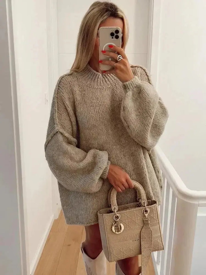 Dame oversize efterårspullover i blød, varm strik. Komfortabel og casual stil til kølige efterårsdage.
