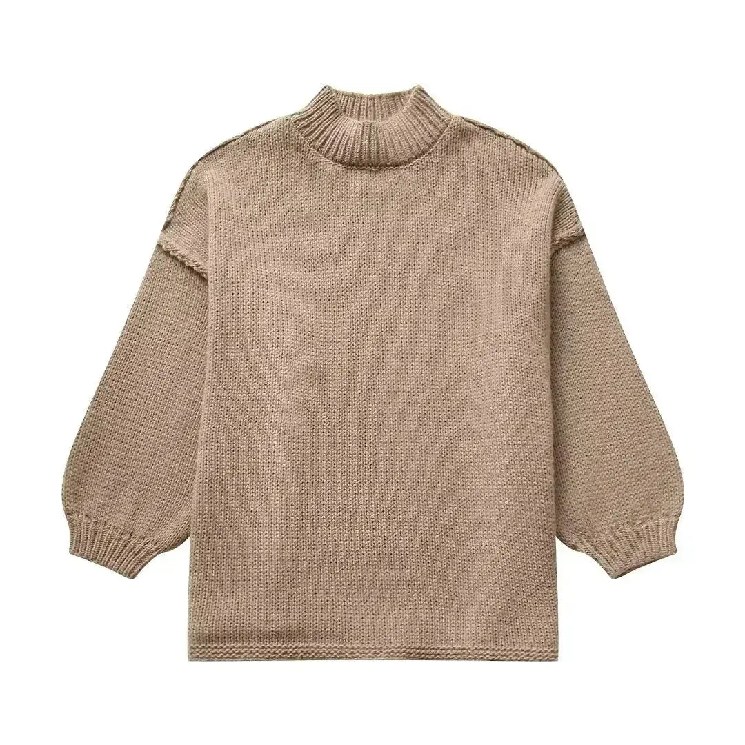 Blød og varm damepullover i ribstrik med løs, oversize pasform. Ideel til efterårets casual look.