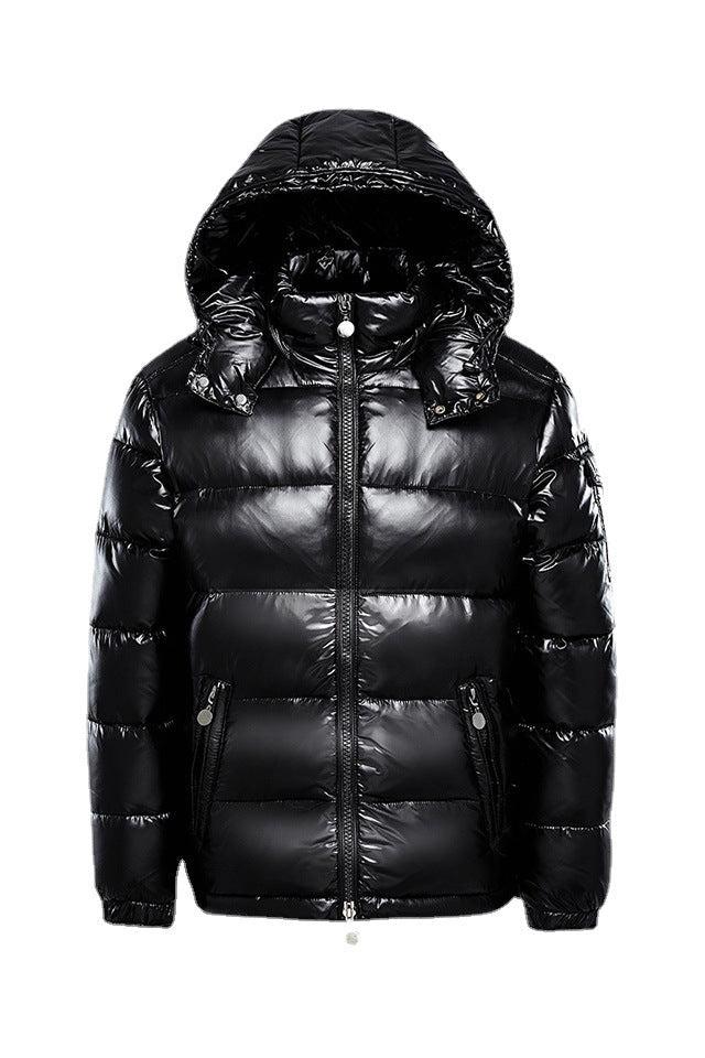 Sort skinnende damejakke med hætte, moderne og varmt overtøj til efterår og vinter.