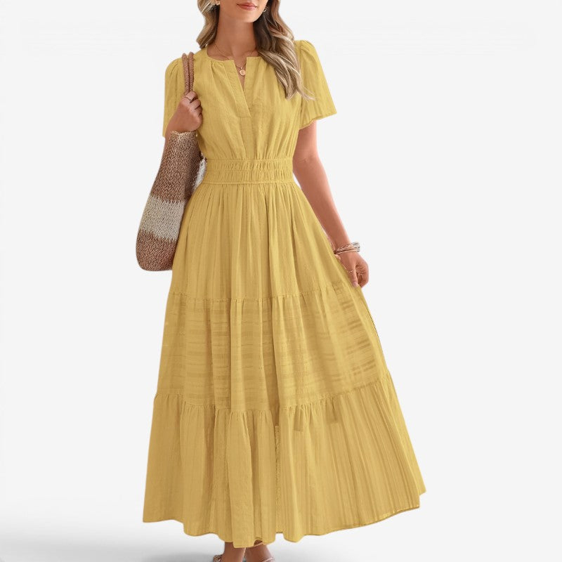 Dame sommer midikjole med cache-coeur V-hals, løs pasform og korte ærmer. Komfortabel og elegant sommerstil.